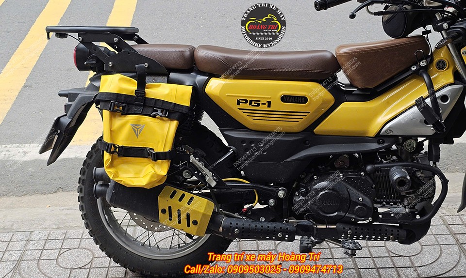 Phiên bản túi treo hông màu vàng được chọn để đồng bộ với tông màu xe