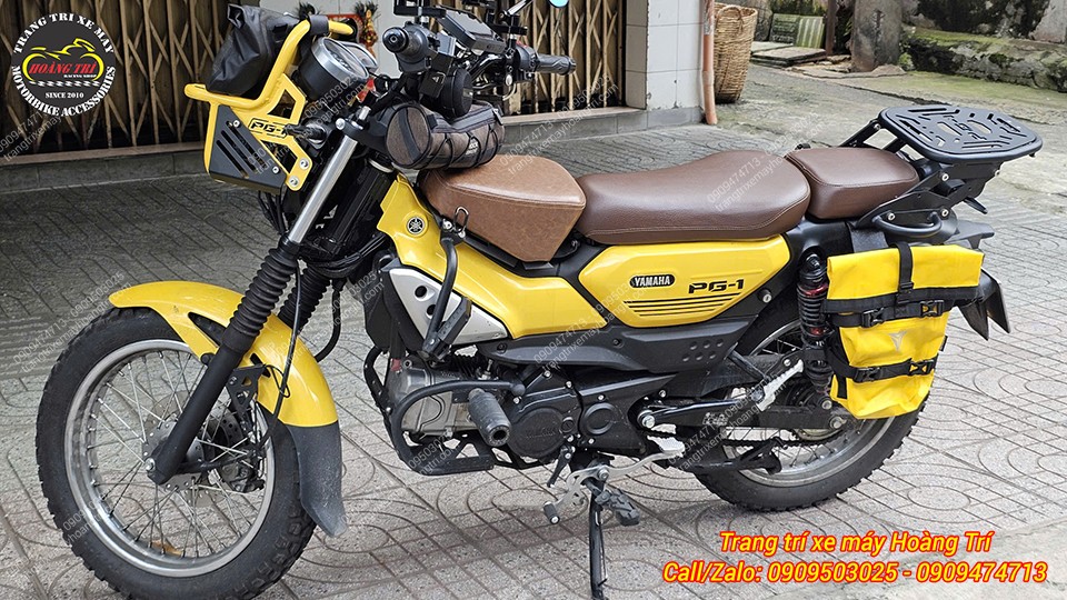 Việc bổ sung túi treo hông giúp mở rộng không gian chứa đồ mà không gây vướng víu khi chạy xe