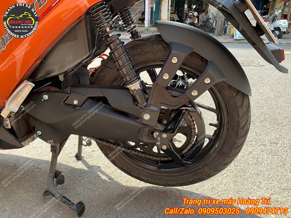 Góc ngang chắn bùn 4 chân, kết hợp che sên giúp giảm bẩn và bảo vệ phuộc hiệu quả