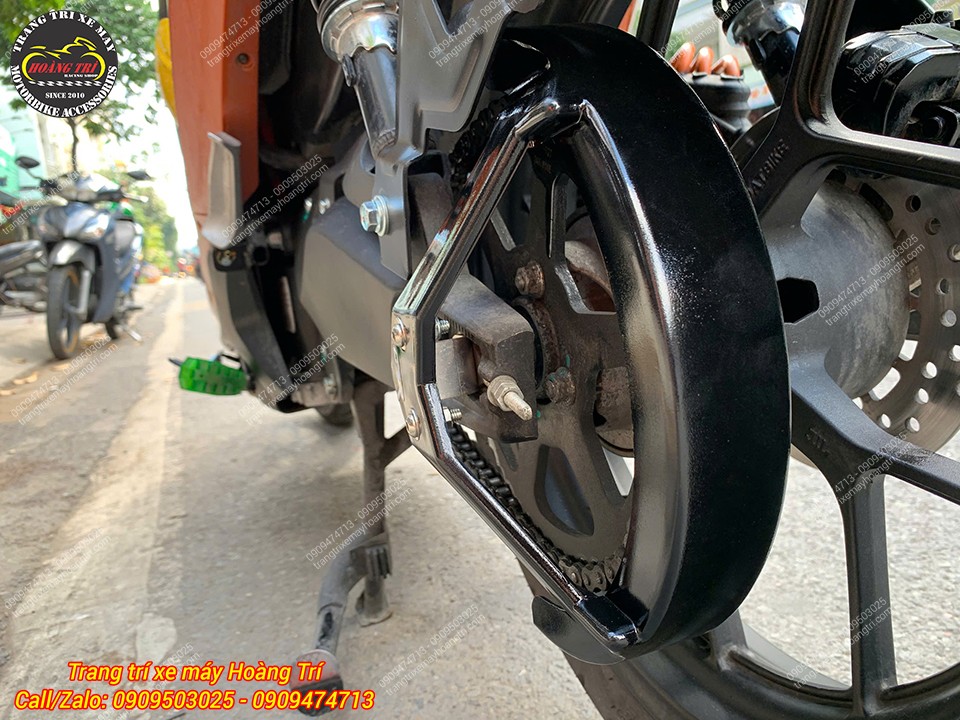 Góc nghiêng che sên mới lắp, tăng bảo vệ sên và hạn chế bắn đất khi vận hành