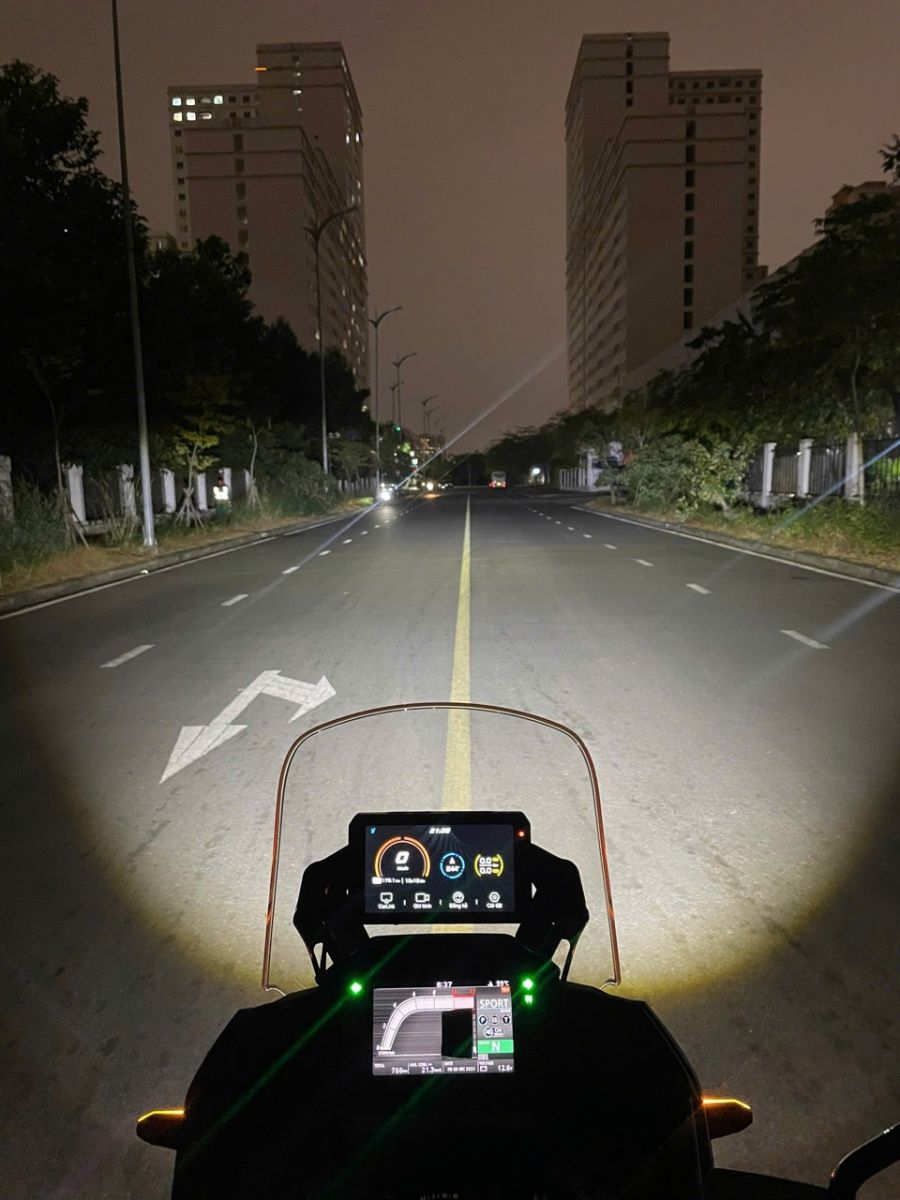 Đèn trợ sáng Kewig K11 mang đến hai lựa chọn màu ánh sáng: trắng và vàng phù hợp mọi điều kiện chạy xe