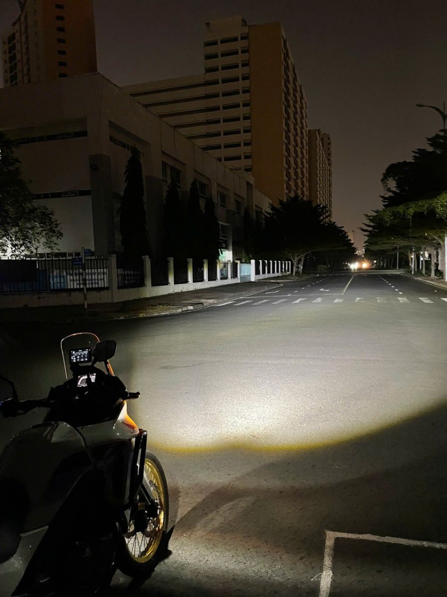 Cường độ sáng mạnh, khả năng bám đường tốt giúp kiểm soát tối ưu khi di chuyển