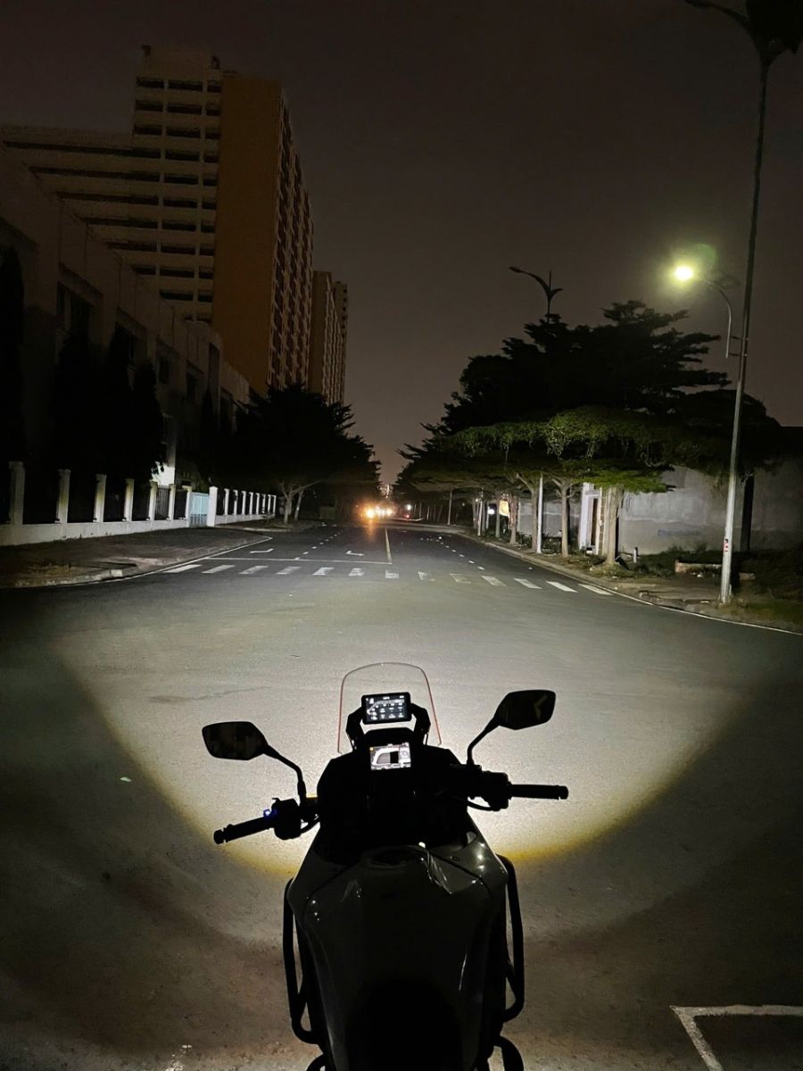 Vùng chiếu sáng rộng hỗ trợ anh em quan sát rõ ràng cả hai bên hông