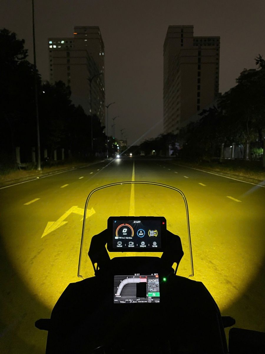 Ánh sáng vàng không gây chói nhưng vẫn giúp nhìn đường tốt trong điều kiện thiếu sáng