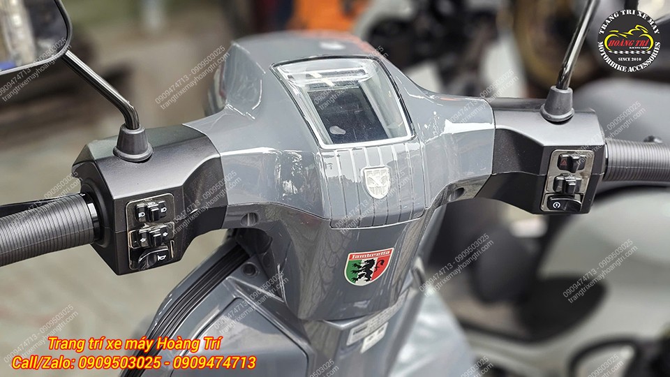 Góc nhìn từ vị trí lái xuống phần đầu xe bóng bẩy, thể hiện sự sang trọng và đẳng cấp của xe