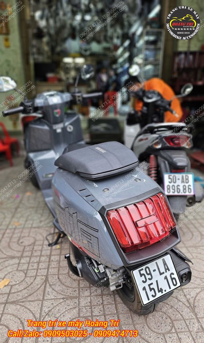 Góc nhìn phía sau cho thấy sự liền lạc, phụ kiện mới lắp thêm không làm mất đi vẻ đẹp nguyên bản của xe