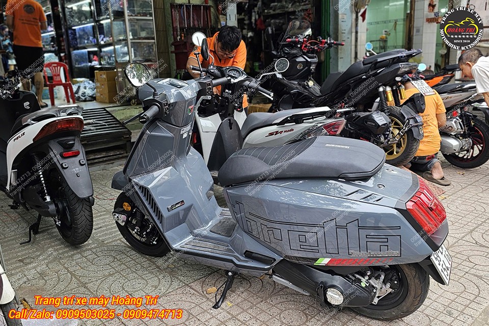 Tổng quan chiếc Lambretta màu xám chuẩn bị được nâng cấp bộ bật gác chân tự động hiện đại và cực kỳ tiện lợi