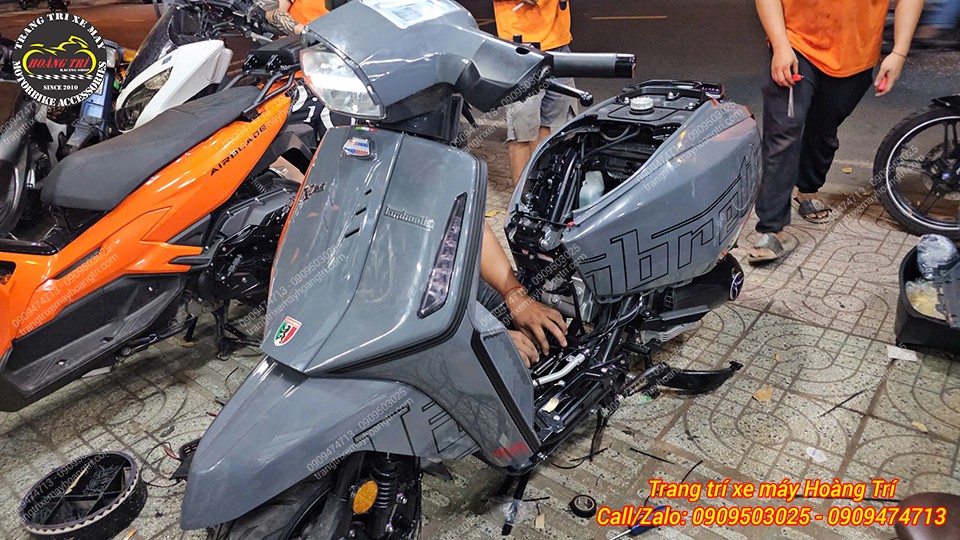 Quá trình thi công đòi hỏi sự chính xác cao khi đấu nối điện, giúp gác chân đóng mở linh hoạt và nhạy bén