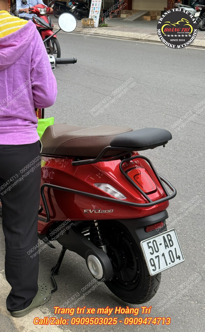 Khung bảo vệ tông đen phù hợp với các màu xe như đỏ và trắng