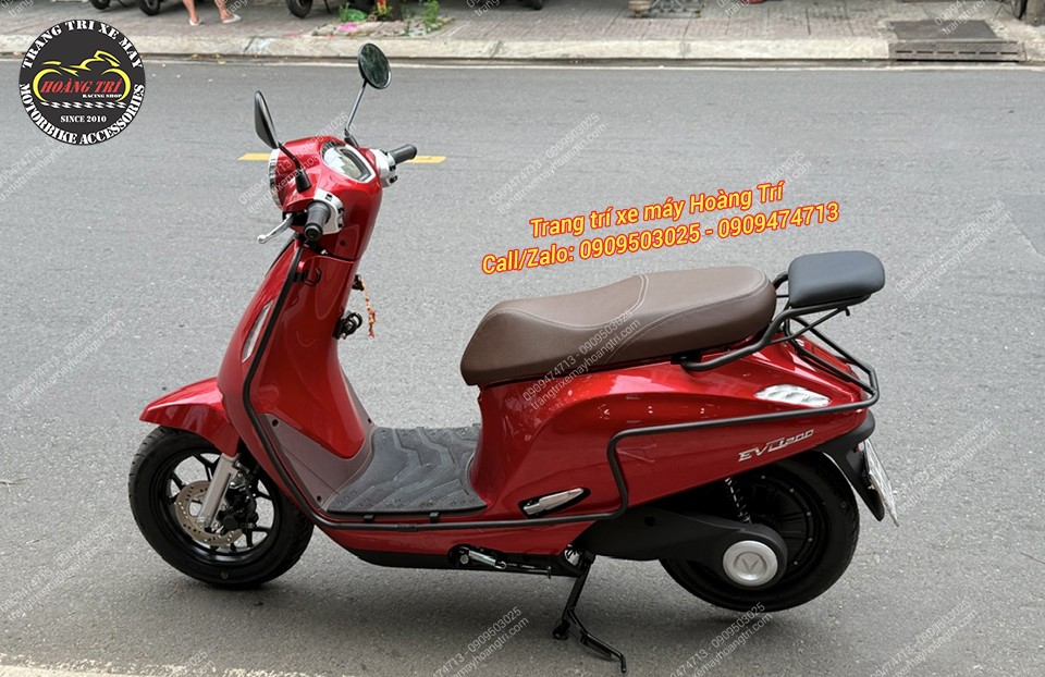 Tổng thể chiếc Vinfast EVO màu đỏ đã được nâng cấp khung bảo vệ cùng nhiều phụ kiện khác