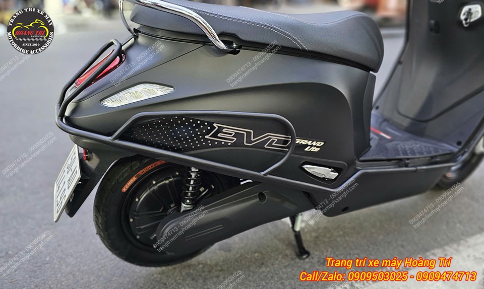 Khung bảo vệ cứng cáp bao quanh thân sau, giảm tối đa khả năng trầy xước cho dàn áo Evo Grand