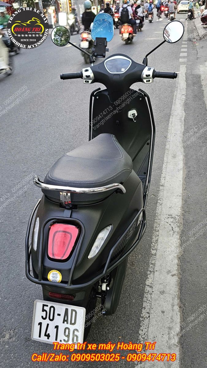 Góc chụp từ phía sau của khung bảo vệ Evo Grand - Che chắn tốt cho đèn hậu và chịu lực hiệu quả