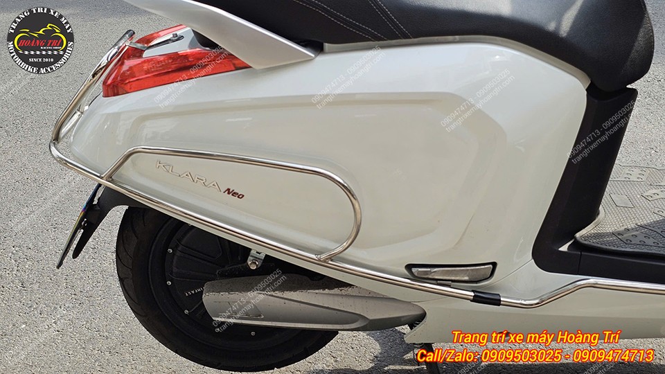 Khung bảo vệ inox Klara Neo ôm sát thân xe, giúp hạn chế trầy xước và tăng độ an toàn khi sử dụng