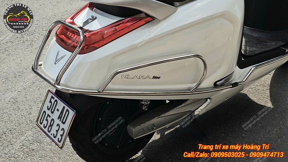 Phần đuôi xe Klara Neo được trang bị khung inox bảo vệ, bảo vệ phần đèn hậu phía sau của xe