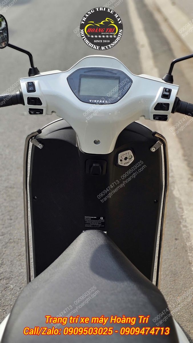 Khung inox tạo nên đường viền sáng nổi bật và tăng khả năng bảo vệ cho xe Klara Neo