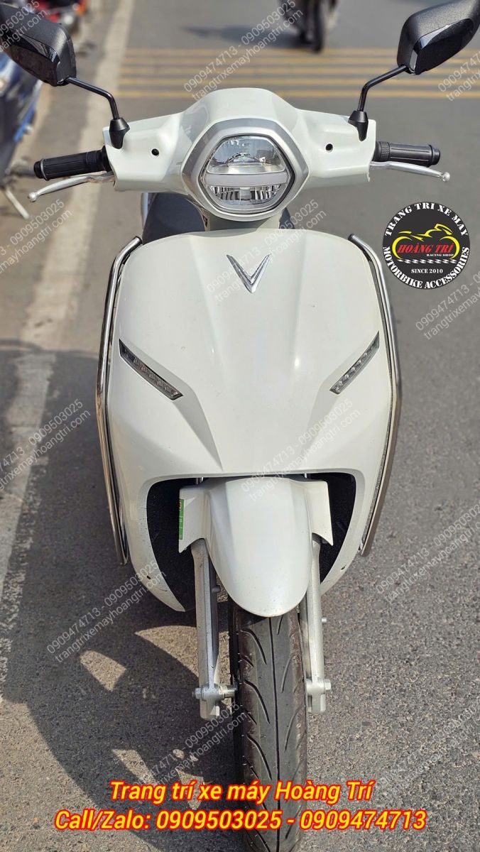 Góc trực diện Klara Neo sau khi lắp khung inox bảo vệ, dáng xe thanh thoát nhưng vẫn cứng cáp và thẩm mỹ