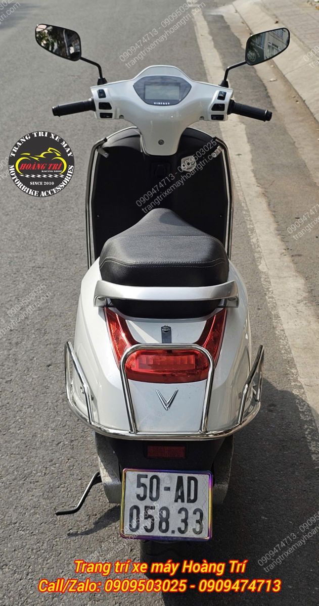 Góc nhìn từ phía sau Klara Neo cho thấy khung inox bao quanh phần đèn hậu tăng sự an toàn khi di chuyển