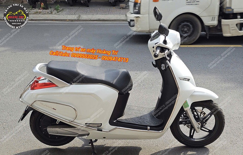 Khung inox bảo vệ chạy dọc thân Klara Neo, giúp xe trông sang trọng hơn và chống trầy xước hiệu quả