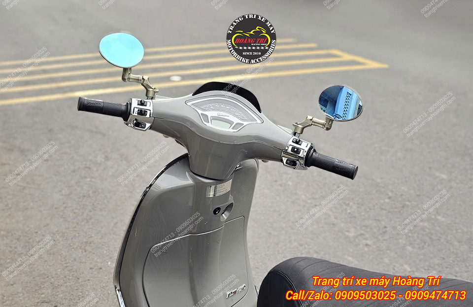 Anh khách chọn thay cả cặp kính để tạo sự đồng bộ cho chiếc xe