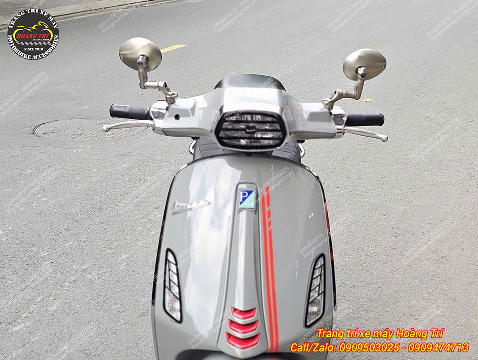 Góc chính diện của cặp kính H2C Mouse-V6 cùng loạt phụ kiện trang trí Vespa khác