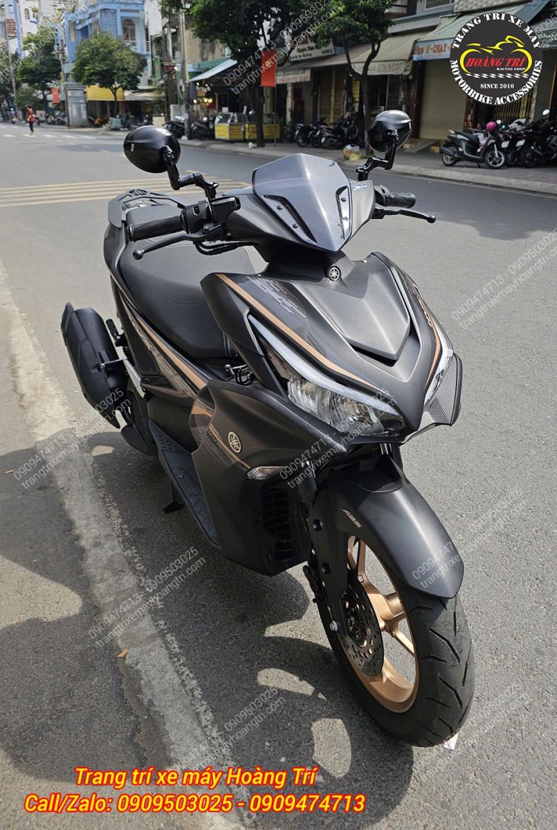 Tổng quan chiếc NVX V2 màu đen mang phong cách thể thao nổi bật với cặp gương Mouse-V6 mới