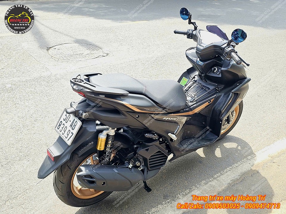 Góc nhìn phía sau cho thấy NVX V2 sử dụng gương Mouse-V6 với tính năng chống chói hữu ích