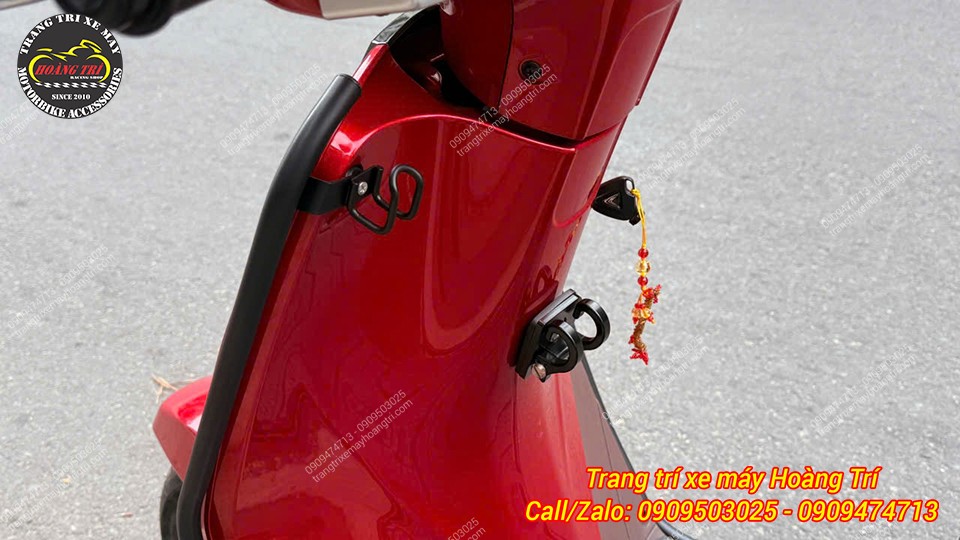 Xe được gắn thêm một móc nhôm HTR-Grande và một móc treo chữ U cùng tông màu