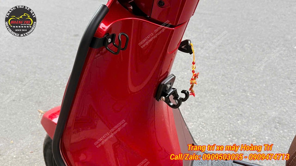 Móc có thể bật ra hoặc gập gọn tùy theo nhu cầu sử dụng của anh em