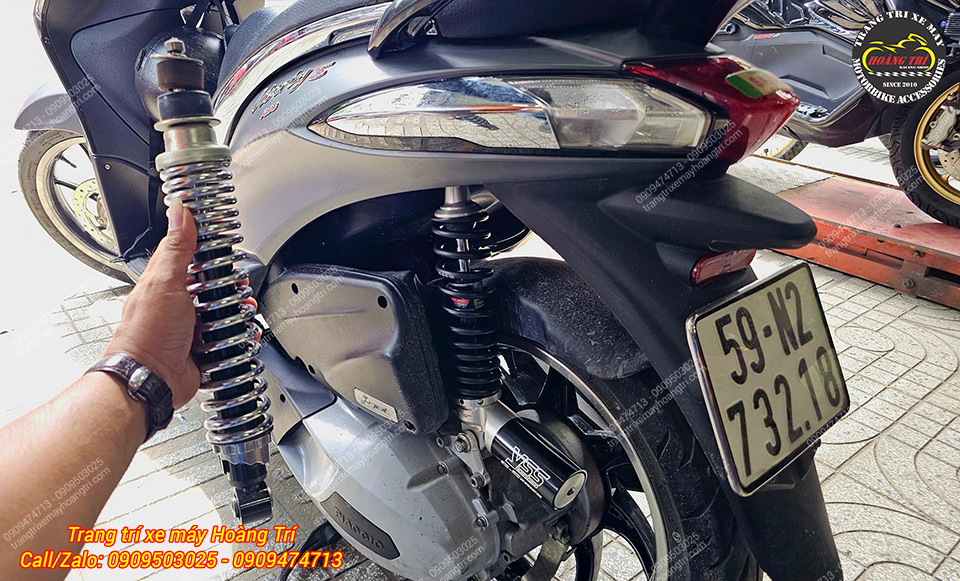 Trên tay là cây phuộc zin không có bình dầu, trên xe là cặp phuộc YSS G-Series