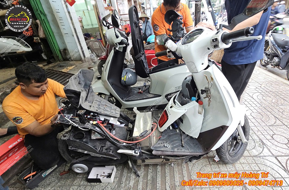 Nhân viên tiến hành tháo dàn áo xe để nâng cấp phuộc Racing Boy C-Series