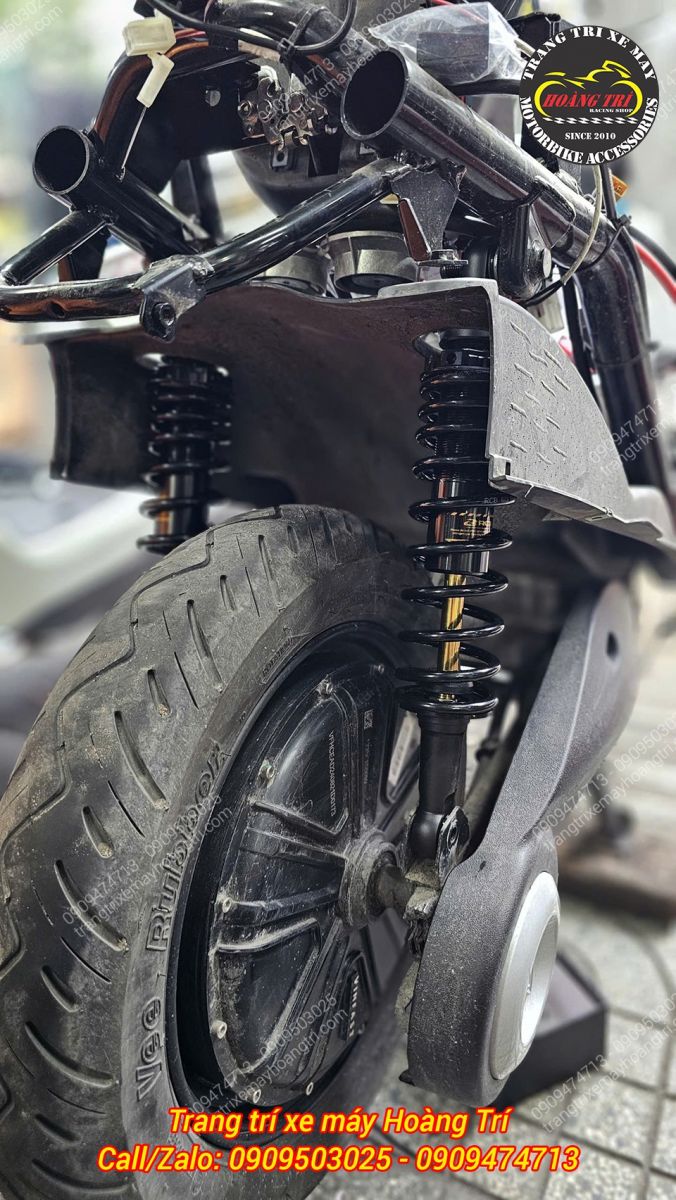 Tông đen kết hợp cùng ti vàng mang lại vẻ sang trọng và đẳng cấp hơn