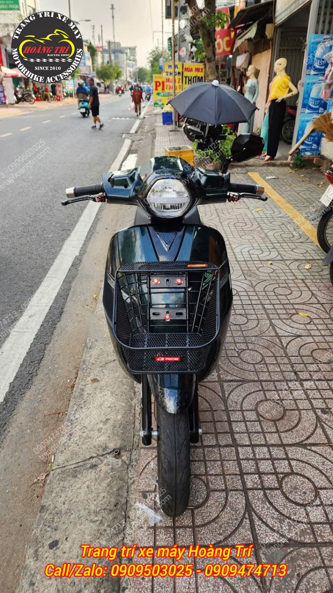 Rổ trước mặt nạ Klara được lắp gọn gàng, cố định chắc chắn trên xe