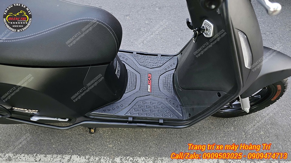 Xe điện Evo Grand màu đen được trang bị thảm để chân và khung bảo vệ phía sau