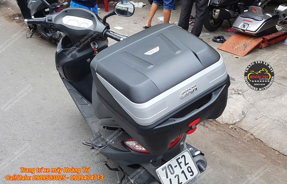 Thùng sau Givi B32N được trang bị cho xe Atila Victoria