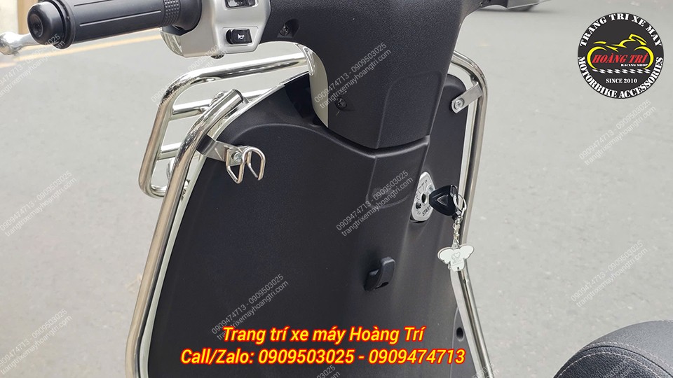 Từ góc nhìn này có thể thấy rõ bộ đôi khung bảo vệ và baga trước