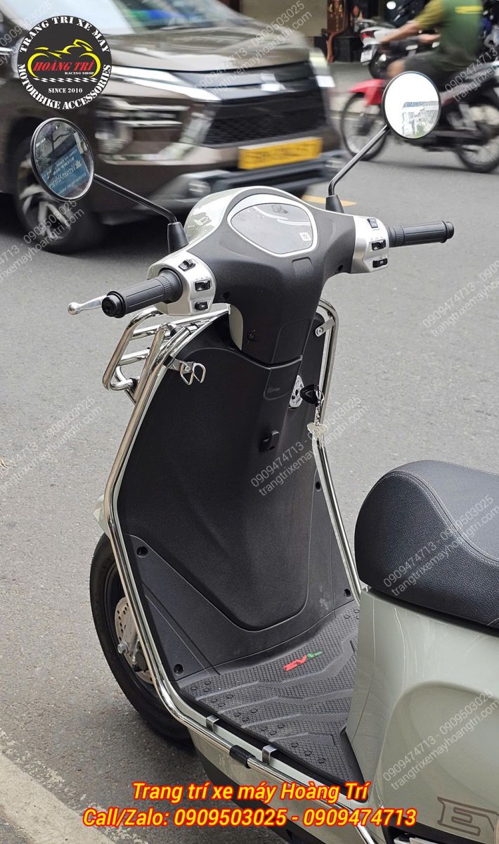 Anh khách còn chọn lắp thêm móc treo chữ U ở vị trí bẹn trái của sườn trước