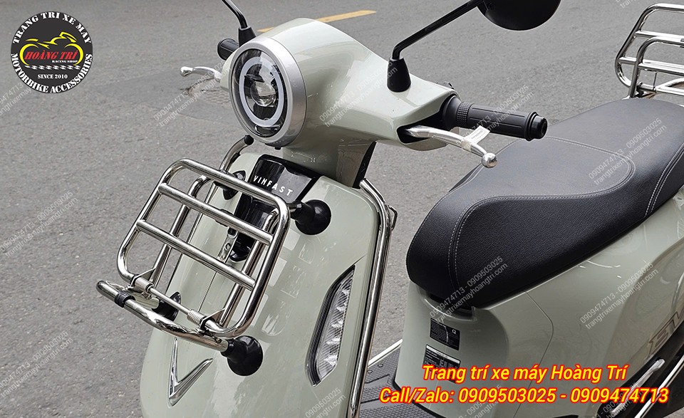 Baga trước inox của EVO 200 có độ sáng bóng, nổi bật và tinh xảo