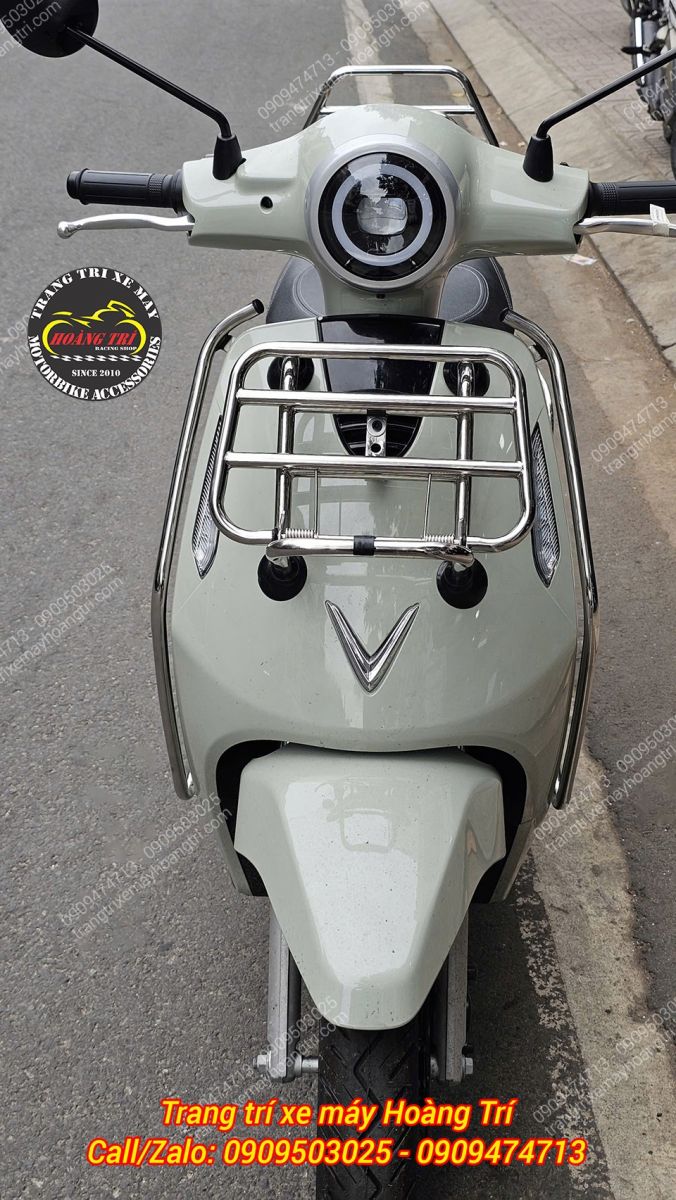 Góc trực diện cho thấy chiếc Evo 200 trở nên liền lạc hơn nhờ baga trước inox