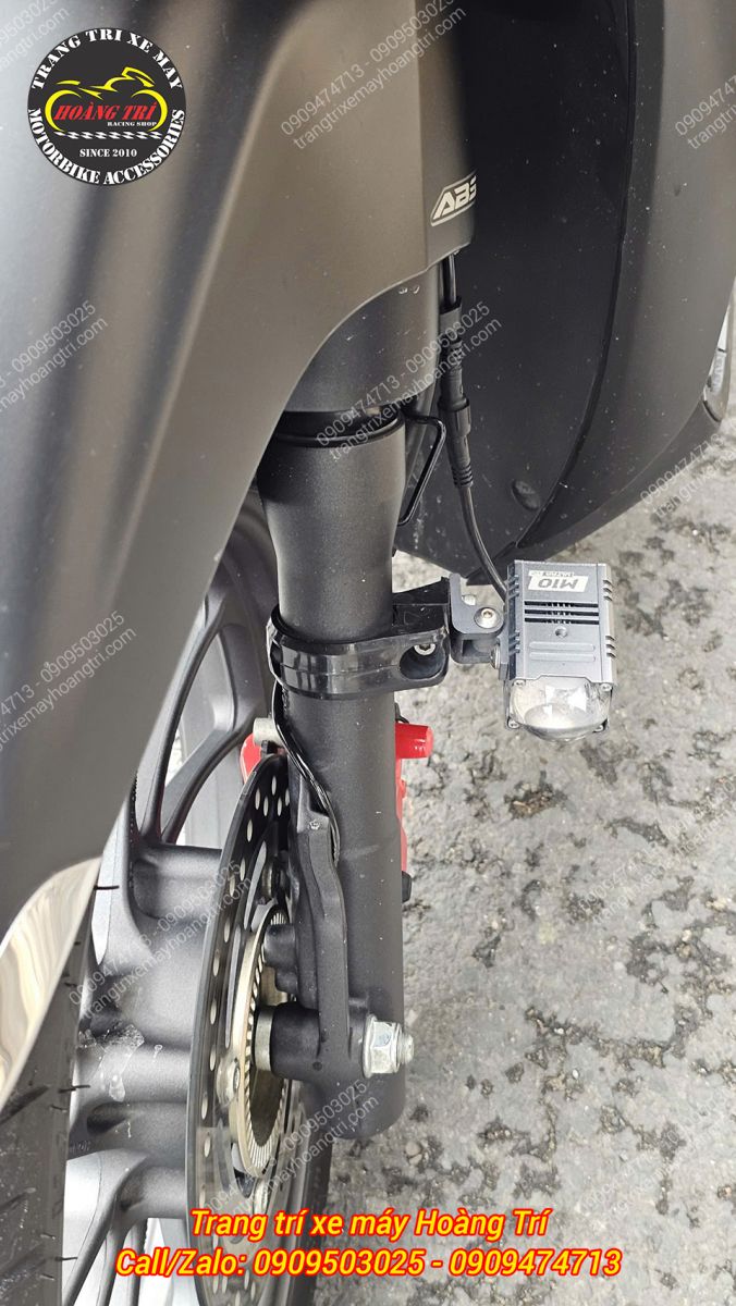 Mẫu Sh Mode được nâng cấp cặp đèn trợ sáng M10 Ultra V2 ở vị trí phuộc trước