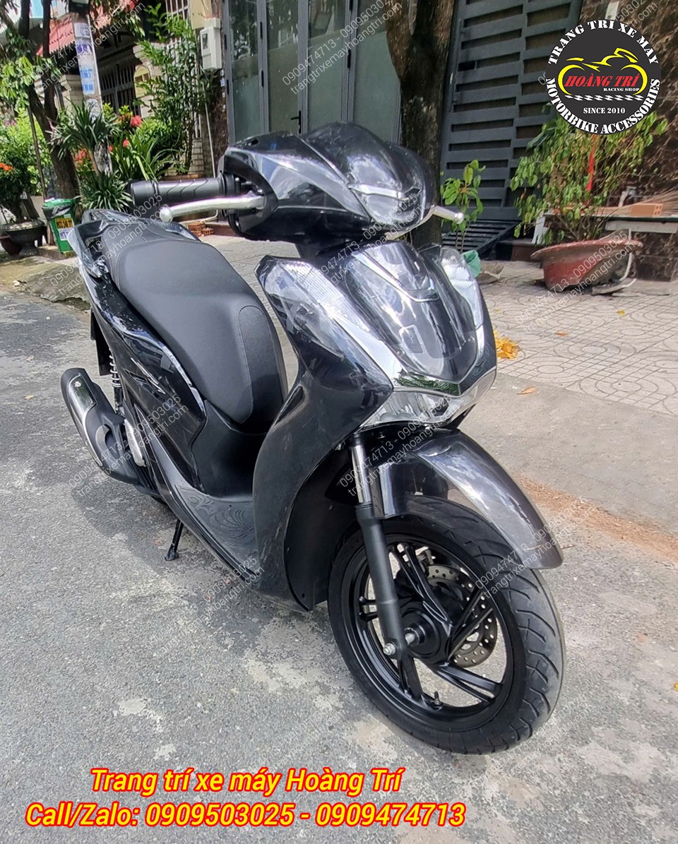 Tiếp theo là dàn áo màu đen khói kiểu Vetro sau khi trang bị cho xe