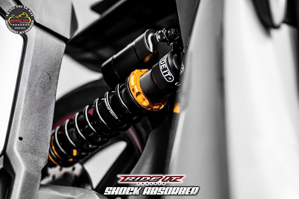 Phuộc được gia công CNC toàn bộ với tông đen sang trọng, đẳng cấp và phù hợp phong cách xe