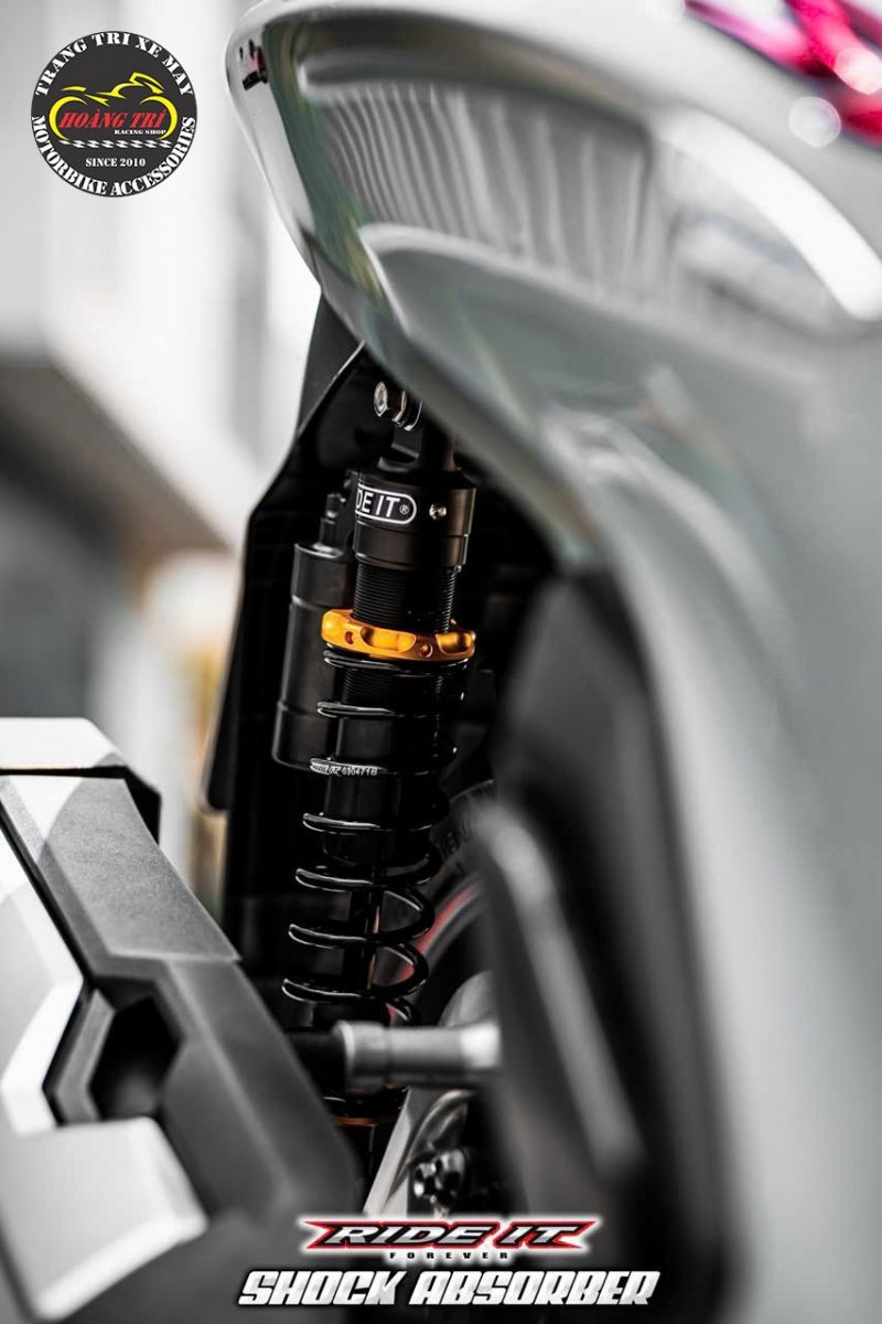 Chi tiết màu vàng nổi bật giúp cặp phuộc thêm ấn tượng ở vị trí gầm xe Sh 350