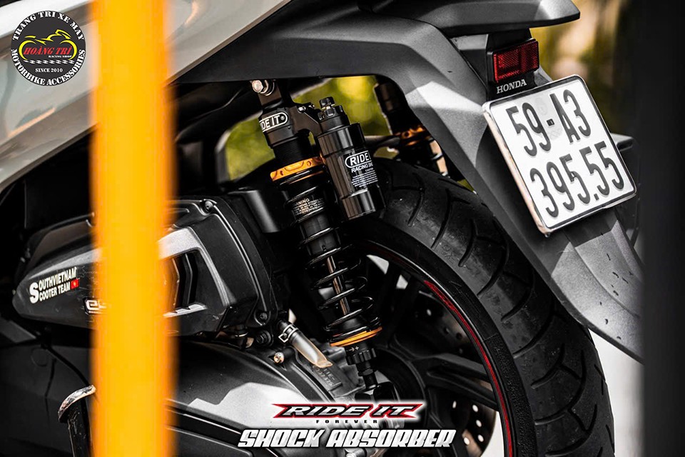 Từ góc nhìn xa, cặp phuộc toát lên vẻ tinh tế và đậm chất sang trọng