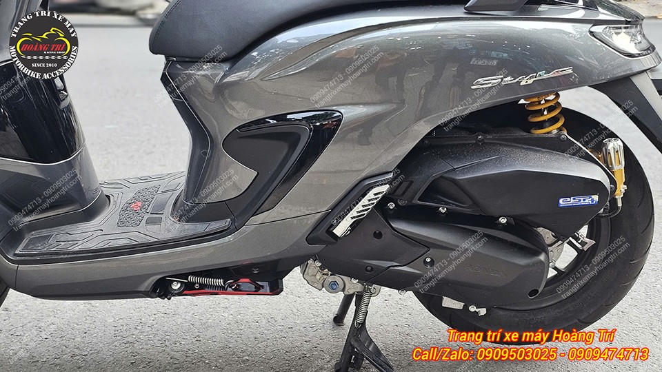 Phần gầm xe trở nên nổi bật hơn với sự xuất hiện của chân chống nghiêng Piranha