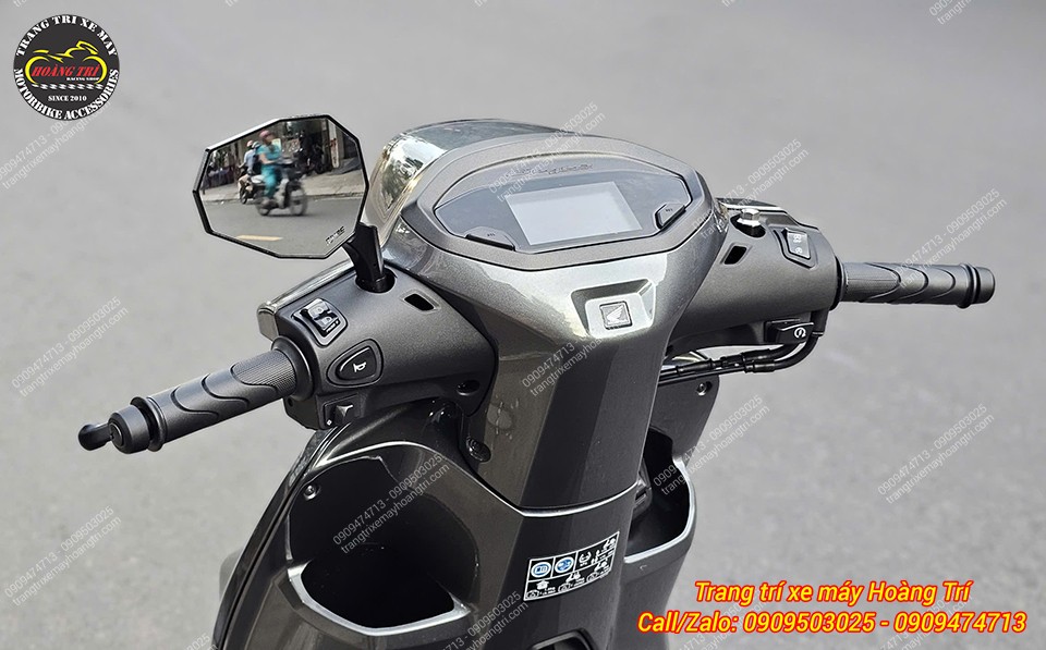 Điểm đặc biệt của kính H2C V5 là phần viền siêu mảnh giúp tầm nhìn phía sau rộng hơn