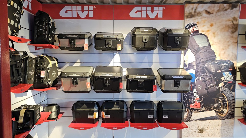 Ngoài ra, còn có đồ bảo hộ, túi treo, áo đua, nón bảo hiểm,...