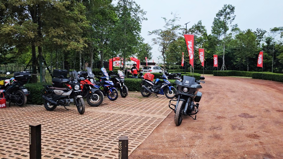 Những dòng xe quen thuộc nào trong khung ảnh này mà bạn biết?