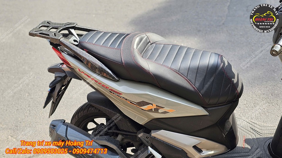 Anh khách kết hợp thêm baga sau sơn carbon tạo phong cách cá tính mạnh mẽ