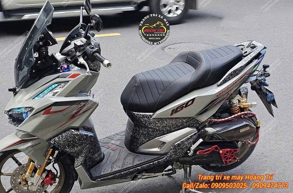 Một chiếc Vario 160 khác cũng được nâng cấp yên 2 tầng kèm nhiều món carbon, tạo nét độc lạ