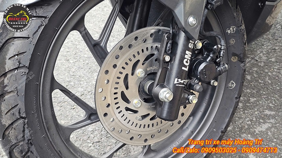 Cận cảnh bánh trước với vòng cảm biến ABS được lắp đặt chính xác, chống bó cứng phanh